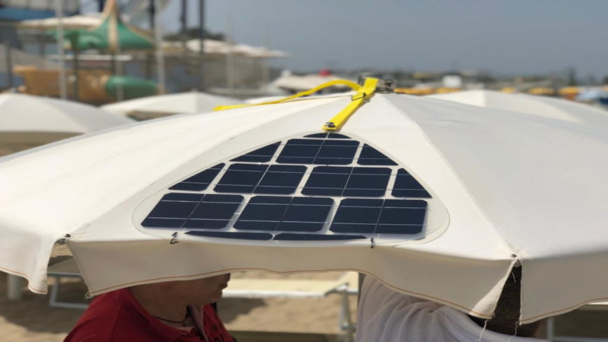 Ricaricare il cellulare in spiaggia: Spikkio, il pannello fotovoltaico ispirato alla natura