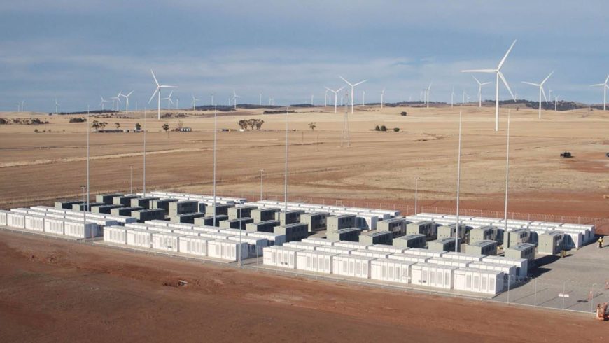 La mega batteria Tesla in Australia cresce ancora: si ricarica col vento e conviene agli utenti